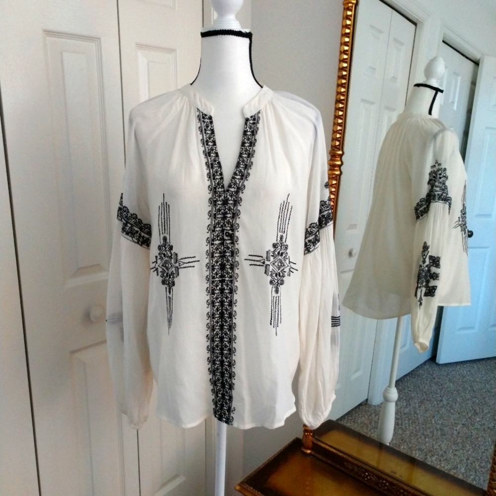 Maeve V-Neck White w/Blk Embroidery Tunic Top Med.